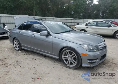 2013 Mercedes-Benz C 250 z USA, uszkodzony, nr VIN WDDGF4HB5DA771327